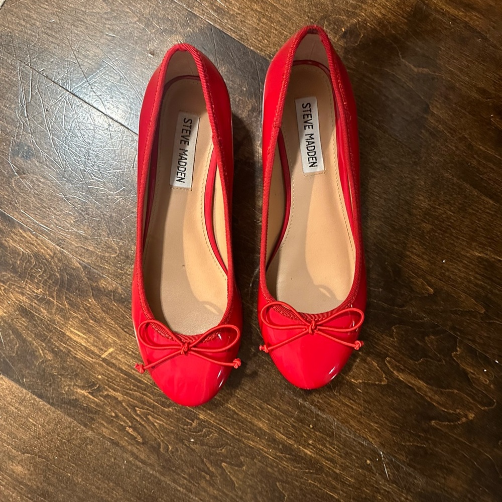 Steve Madden CHERISH RED PATENT FLATS - size 7